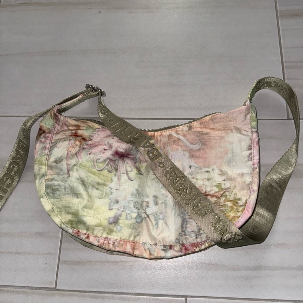 Baggu medium nylon crescent bag in ‘crysanthemum’